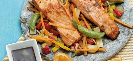 Filet de saumon sur lit de légumes à l'asiatique