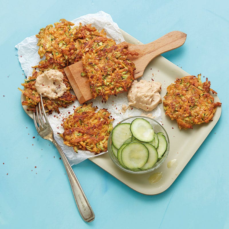 Zucchini-Süsskartoffel-Tätschli mit Erdnussdip