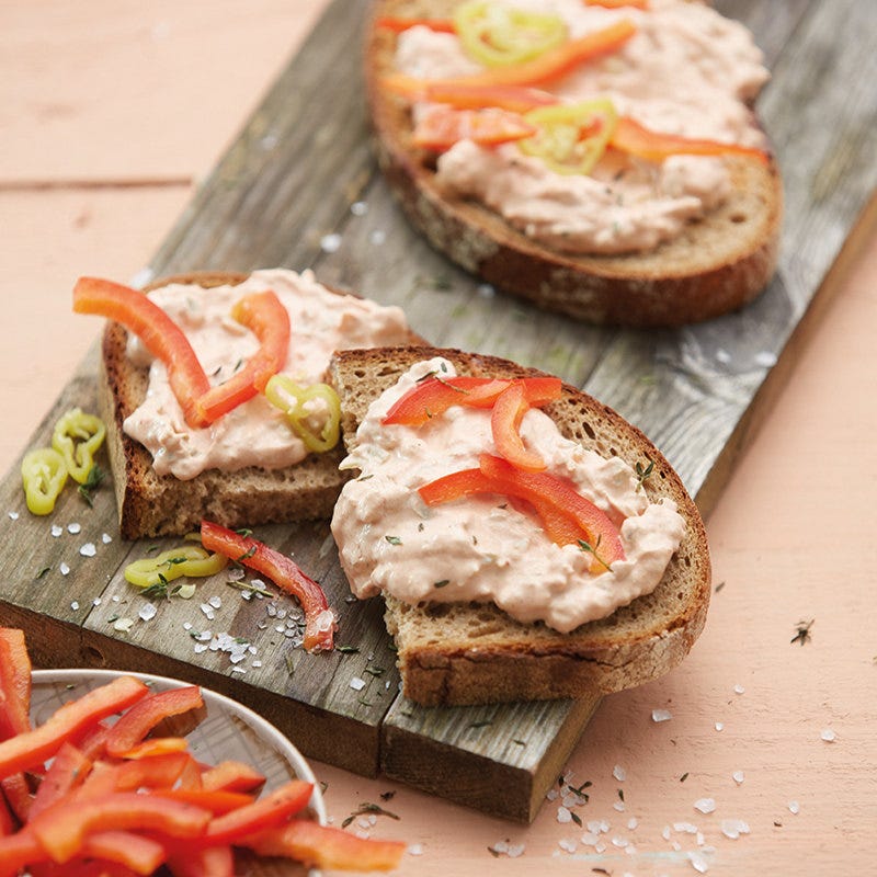 Ruchbrot mit Oliven-Peperoncini-Aufstrich