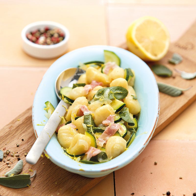 Salbeignocchi mit Zucchini und Pancetta