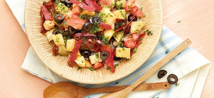 Toskanischer Brotsalat mit Salamichips