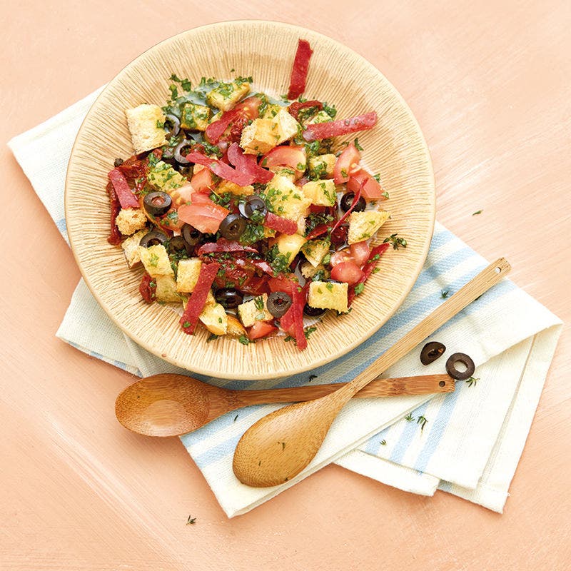 Toskanischer Brotsalat mit Salamichips