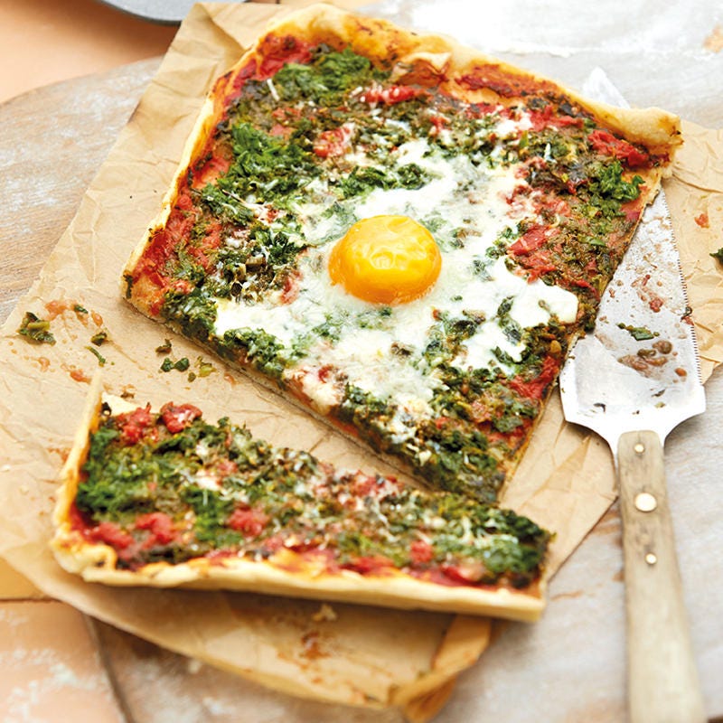 Pizza mit Spinat und Ei