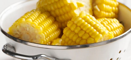 Corn on the cob with chilli herb dressing