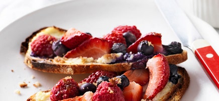 Grilled berries on toast