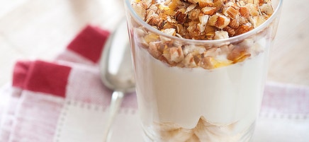 Banana and muesli breakfast sundae