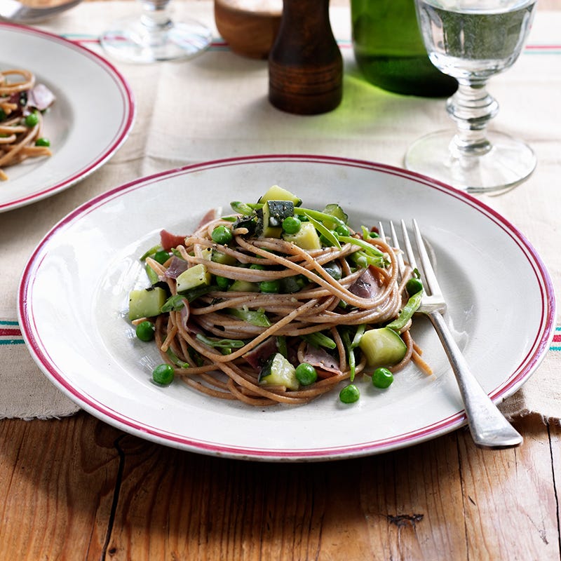 Wholemeal spaghetti with peas, zucchini and prosciutto