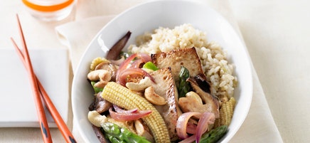 Stir-fried ginger and tofu vegetables with cashews