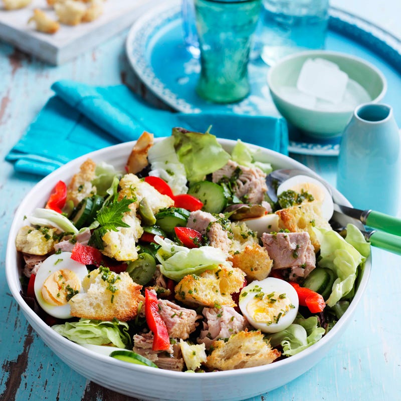 Tuna and garlic crouton salad with chive dressing