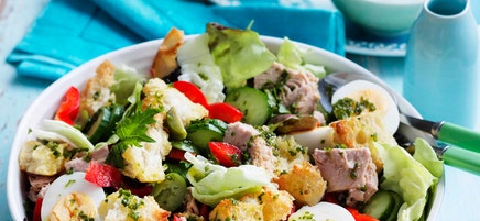 Tuna and garlic crouton salad with chive dressing