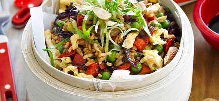 Fried rice with egg, peas and almonds