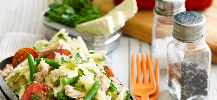Farfalle salad with tuna, green beans, cherry tomatoes and feta