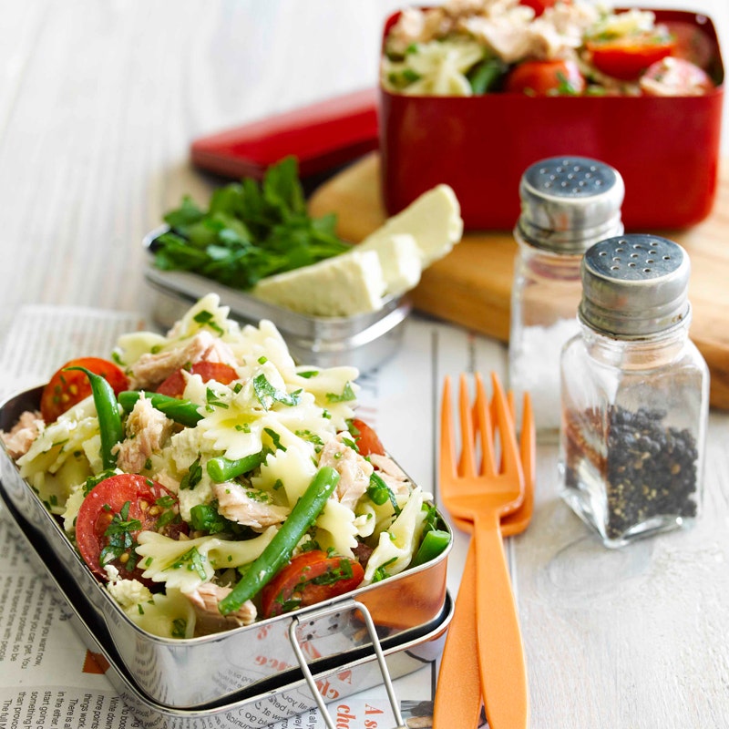 Farfalle salad with tuna, green beans, cherry tomatoes and feta