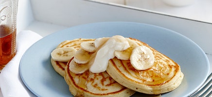 Vanilla pancakes with banana and yoghurt