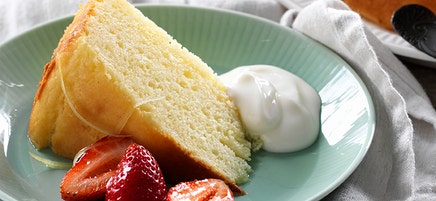Lemon yoghurt syrup cake