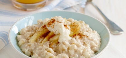 Creamy vanilla porridge with cinnamon pears