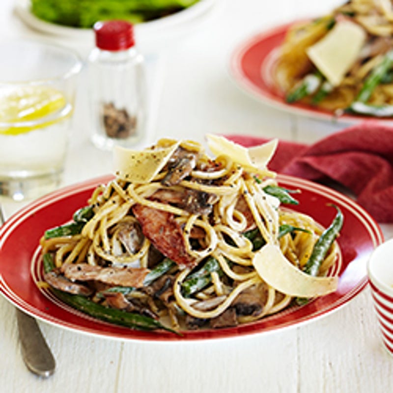 Creamy spaghetti with bacon, beans and mushroom