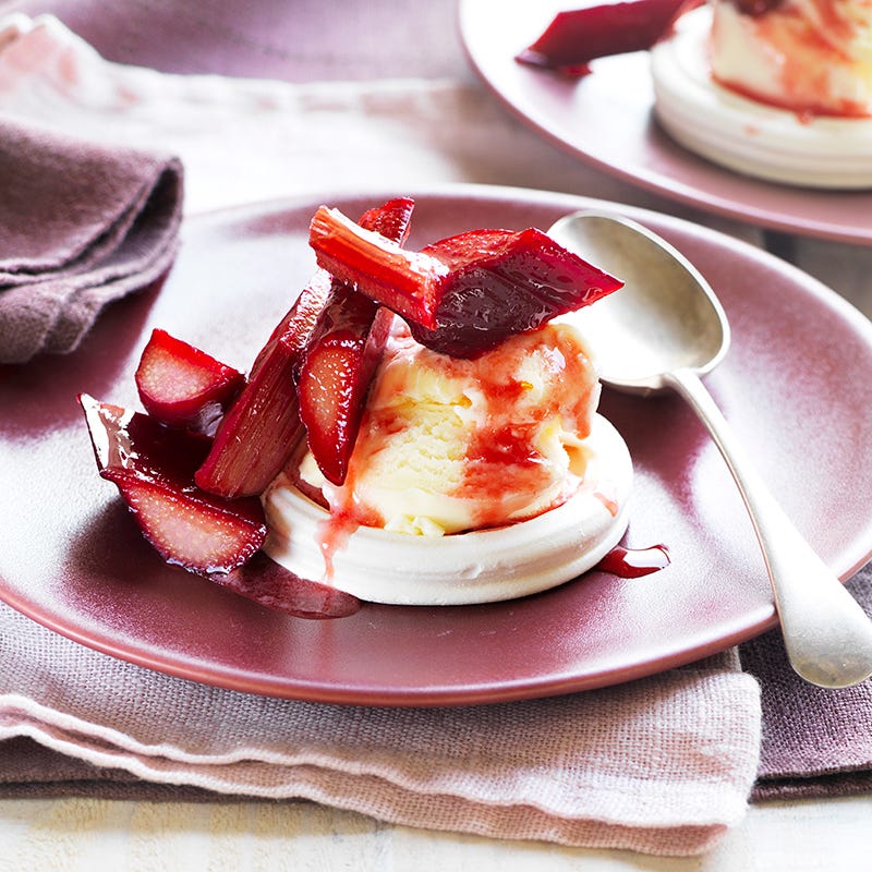 Rhubarb pavlova