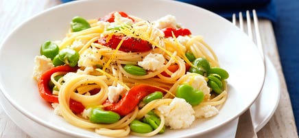 Spaghetti with broad beans and ricotta
