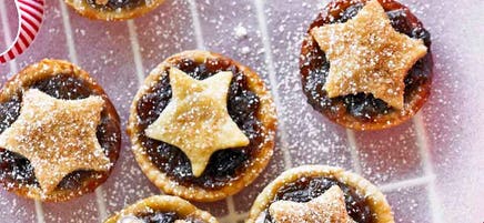 Mince pies with cinnamon sprinkle