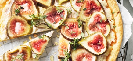 Fig and ricotta tart with honey