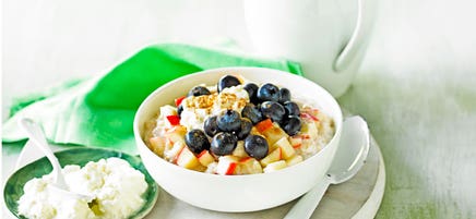 Creamy oat porridge with apple and blueberries