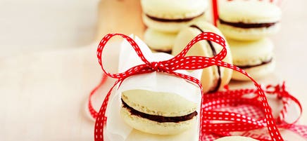 Merry choc-mint macarons