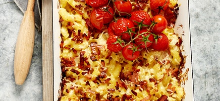 Macaroni cheese with crispy bacon