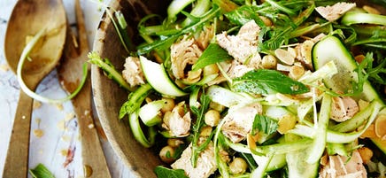 Raw green salad with tuna and mustard dressing