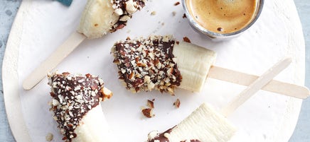 Choc-coated bananas with hazelnuts