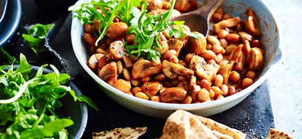 Pita crisps with mushrooms and beans