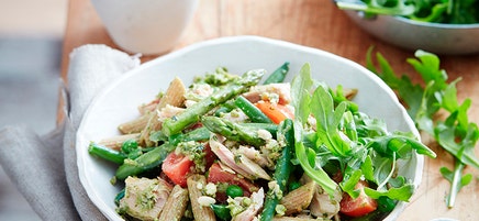 Pesto pasta with tuna and tomatoes