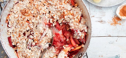 Rhubarb and apple frying pan crumble