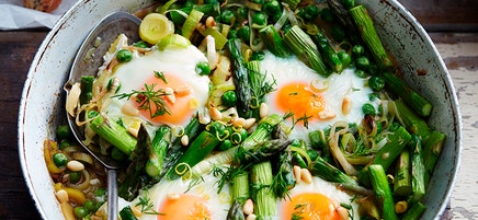 Baked eggs with asparagus and peas