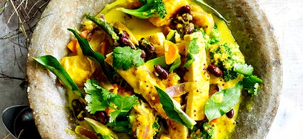 Tofu and bean curry with broccoli and curry leaves