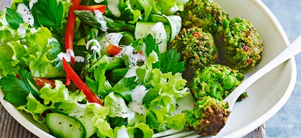 Green pea croquettes with garlic dressing