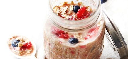 Banana-berry overnight oats