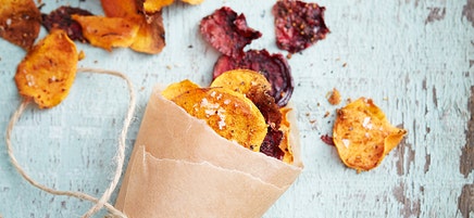 Oven-baked beetroot and sweet potato chips