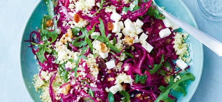 Salade de chou rouge tiède, couscous, feta et noix