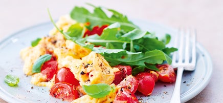 Oeufs brouillés, tomates et salade roquette