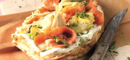 Pizza van platbrood met zalm
