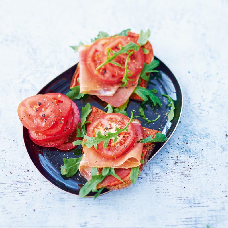 Foto van Roggebrood met serranoham, rucola en tomaat door WW