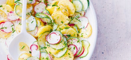 Aardappelsalade met komkommer en radijs