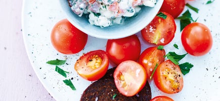 Rondelles de pain complet au cottage cheese et tomates