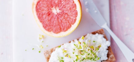 Knäckebröd met cottage cheese en scheuten