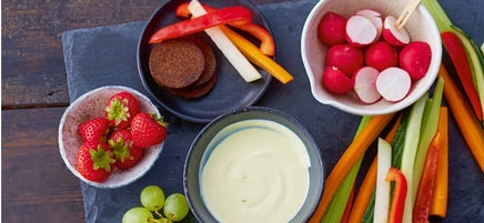 Snackplankje met honing-mosterddip