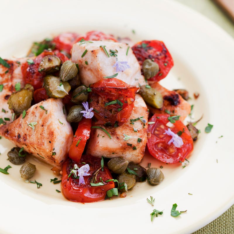 Foto Schwertfisch mit Tomaten, Kapern, Essiggurken, Knoblauch und Petersilie von WW
