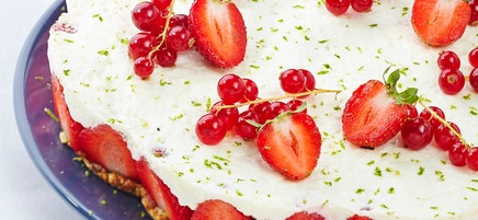 Käsekuchen mit roten Früchten