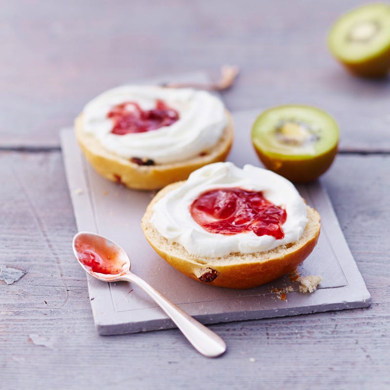 Rosinenbrötchen mit Quark und Marmelade