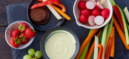 Snackplatte mit Honig-Senf-Dip